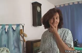Usamljena baka uzima svoj napaljeni penis seksi film video seksi film