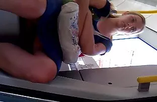 Plavuša u plavoj haljini