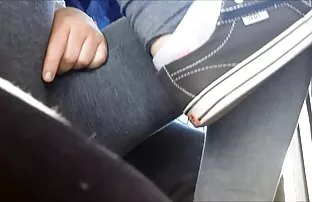 Nestašni tinejdžer trlja macu u autobusu