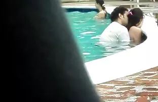 Kolumbijski par se jebe u bazenu
