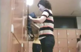 Žena izložena voajeru u kupaonici