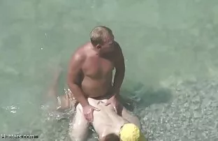 Par na plaži kupio skriveni cam