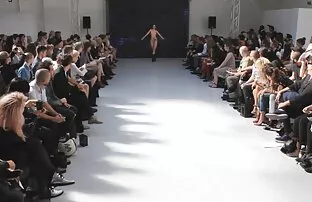 Seksi gola na modnoj reviji modela modne piste