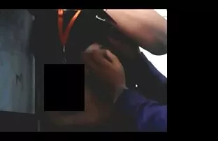 Djevojka iz ureda Mansi 7 pokazuje svoju imovinu u uredu