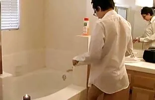 Vrlo dlakava sisa Indijanka igra se u kadi.