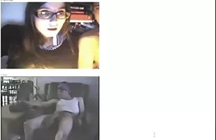 Djevojka šokirana u chatu sa čudovišnim kuracom