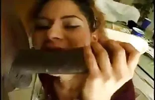 Latino vruća dama sisa i guta veliki crni kurac