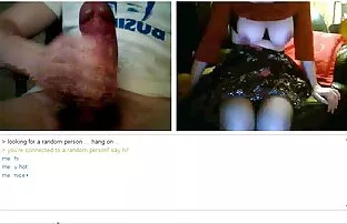 Crvenokosa dama s velikim sisama na chatu