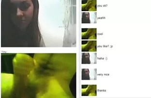 Web kamera s impresioniranom brinetom
