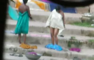 Indijska tetka se kupala u rijeci 3