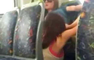 Dvije djevojke uhvaćene kako jedu macu u autobusu