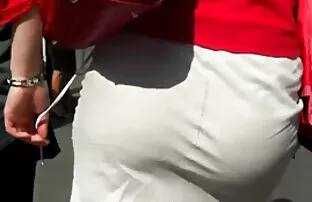 Iskrena seksi guza u suknji