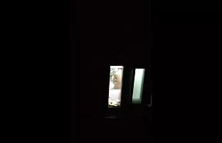 Korejka koja pokazuje prozorski voajer