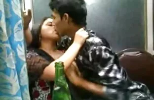 Indijska desi djevojka u Churidaru