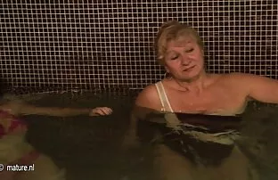 Zrele žene u kadi i sauni.