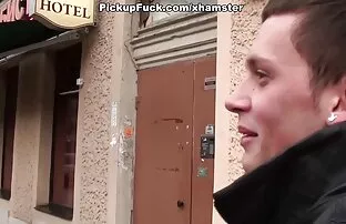 Brineta u čarapama jebeno u javnom toaletu