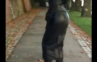 Crna uska kožna kilt pristojna dama