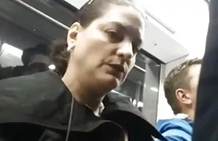 Zrela žena voli da se izboči. Ne može prestati da gleda