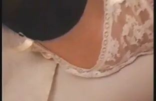 Bijela čipkasta suknja