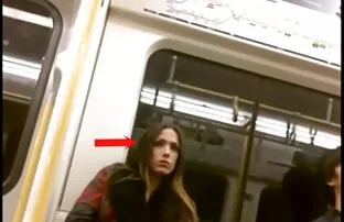 Djevojke gledaju muškarca kako trči u voz