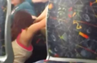 Vruće lezbijke koje jedu macu u autobusu u Melbourneu