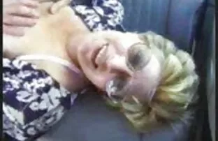 Old hag se jebe u autu