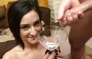 Djevojka pije pregusto dio sperme. 1