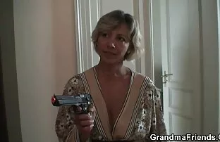 Seksi mama pronalazi dvojicu pljačkaša i tjera ih da je lupaju