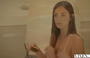 Vruća čuvarica njenog šefa