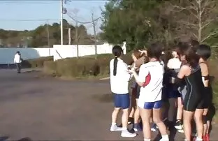Japanske djevojke podižu medvjeda