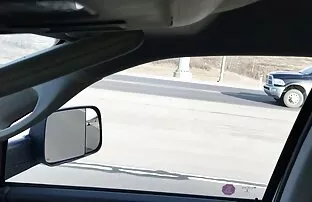 Vožnja automobilom sa bljeskalicama - plavokosa djevojka izlazi iz njega