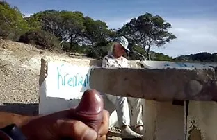 Drkajući pred bakom