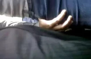 Uživajte u trljanju djevojke u autobusu
