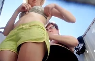 Prava majka, a ne njena kćerka u kabini na plaži