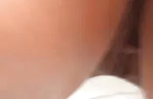 Nema gaćica pod suknjom