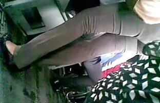 Šrilančka uredska djevojka slatka guzica u autobusu