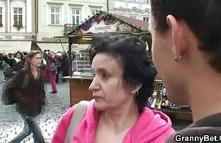 Stara baka turistica skače na njegov penis
