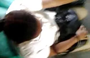 Dodirni joj ruke vrlo vruće starice