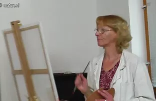 Stara baka pritiska svoj tinejdžerski model