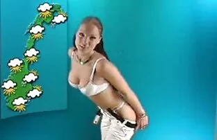 Lijepa djevojka se skida na kameri