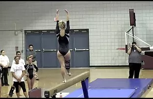 Plavokosa teen gimnastičarka
