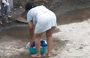 Voajer špijunski plijen preko indijskog zavoja tetke