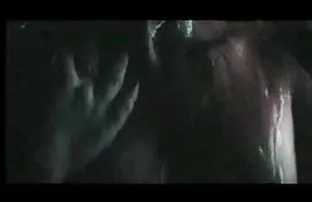 Indijanka se tušira bollywoodom