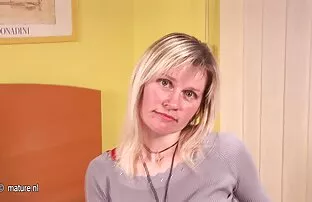 Plavokosa domaćica Patricia smoči se sama