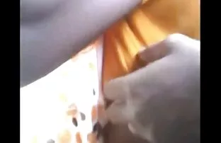 Indijski dječak dodiruje i trlja ženske sise u autobusu