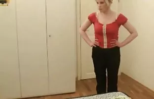 Teta je prekorila svoju djevojku, a zatim mu sisala penis.