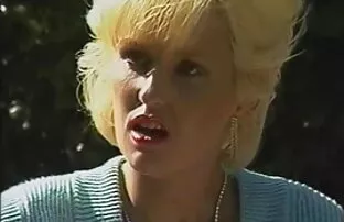 Plavokosa fetišica u licu hardcore porno zvijezda