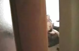 Voajerski uljez promatra vruće djevojke.