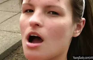 Brineta tinejdžerka Rita izlazi na otvorenom