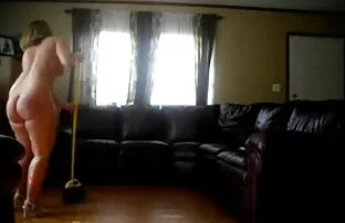 Da! Mama čisti kuću gola!